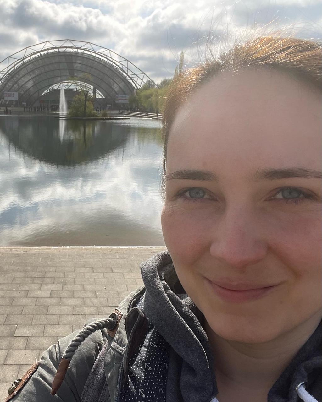 Foto der Autorin vor dem Gebäude der Leipziger Buchmesse